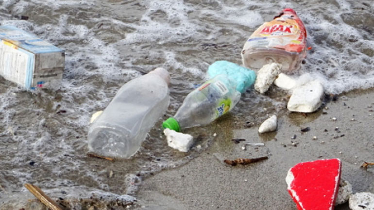 Kρήτη: Συνεργασία Περιφέρειας, δήμων και ξενοδόχων για την πρόληψη της πλαστικής ρύπανσης στις ακτές