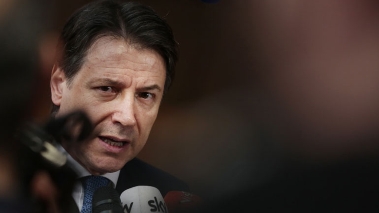 Ο περιφερειάρχης της Λομβαρδίας επιτίθεται στον Ιταλό πρωθυπουργό – Τον χαρακτηρίζει «αμόρφωτο» σχετικά με τον κορωνοϊό