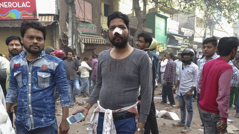 Ινδία: Δεκατρείς νεκροί και 150 τραυματίες από τις συγκρούσεις στο Νέο Δελχί