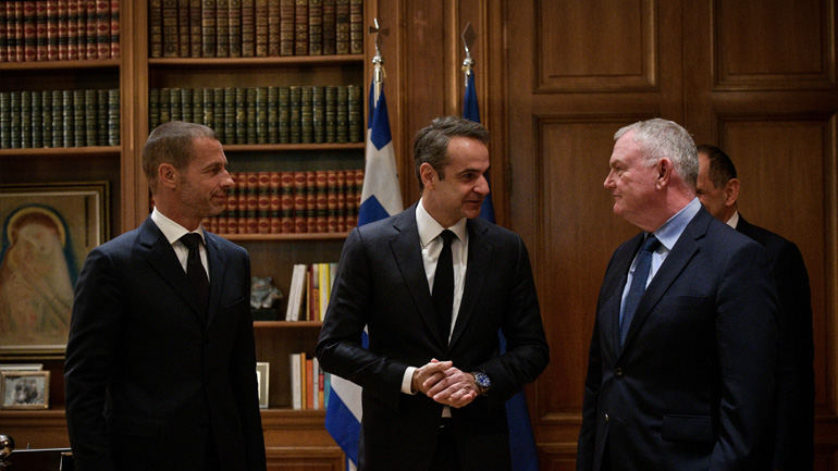 O Kυριάκος Μητσοτάκης με τους Αλεξάντερ Τσέφεριν (αριστερά) και Γκρεγκ Κλαρκ (δεξιά)