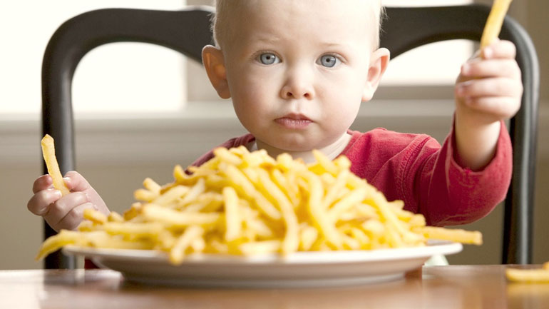 Τα παιδιά 2-5 ετών δεν πρέπει να καταναλώνουν fast food