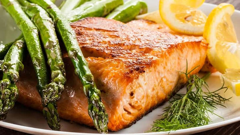 Σολομός με σκόρδο και σπαράγγια