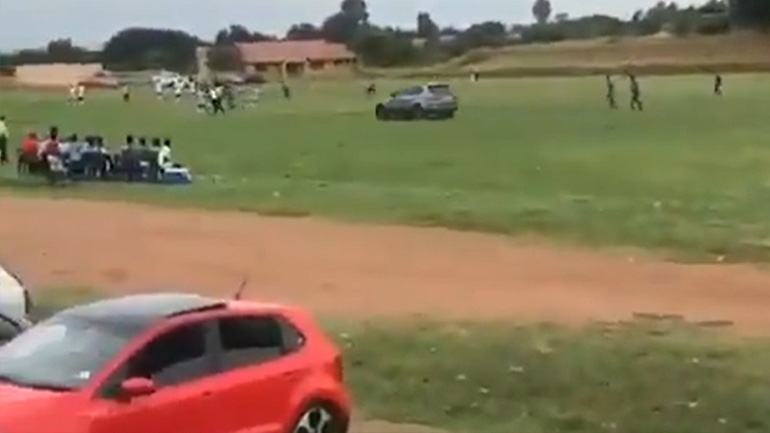 Οπαδός πήγε να πατήσει τον διαιτητή με… αυτοκίνητο!