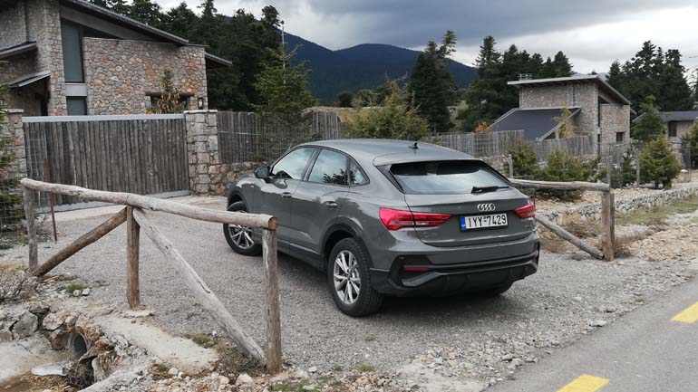 Κλέβει την παράσταση η πίσω όψη με τις αριστουργηματικές καμπύλες