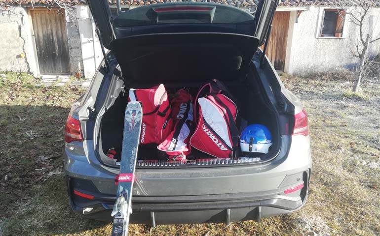 Μεγάλο πορτμπαγκάζ - Χωράει άνετα δύο ζευγάρια πέδιλα του σκι και τον εξοπλισμό