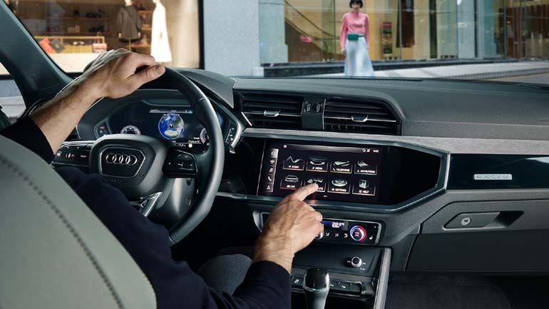 Όλες οι λειτουργίες και οι εφαρμογές στην οθόνη και τον ψηφιακό πίνακα οργάνων ελέγχονται γρήγορα και εύκολα