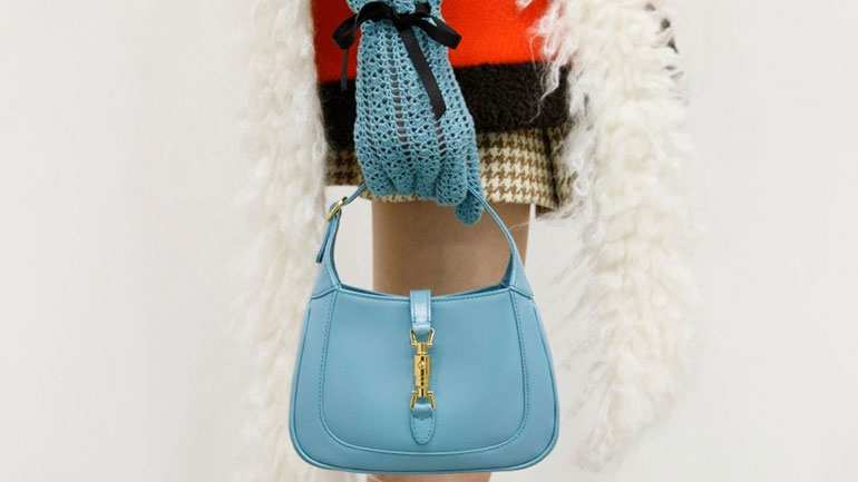 Ο οίκος Gucci επαναλανσάρει την εμβληματική τσάντα «Jackie»