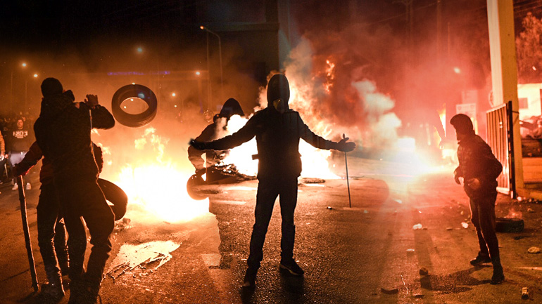 Άτακτη υποχώρηση του Μαξίμου