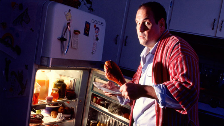 Νυχτοπερπατήματα στο ψυγείο: 10 τροφές που θα σε χορτάσουν χωρίς να σε… παχύνουν