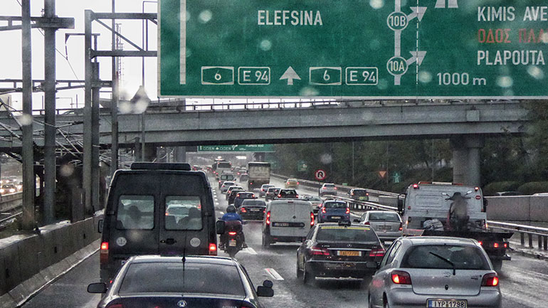 Φωτιά σε όχημα στην Αττική οδό – Αυξημένη κίνηση