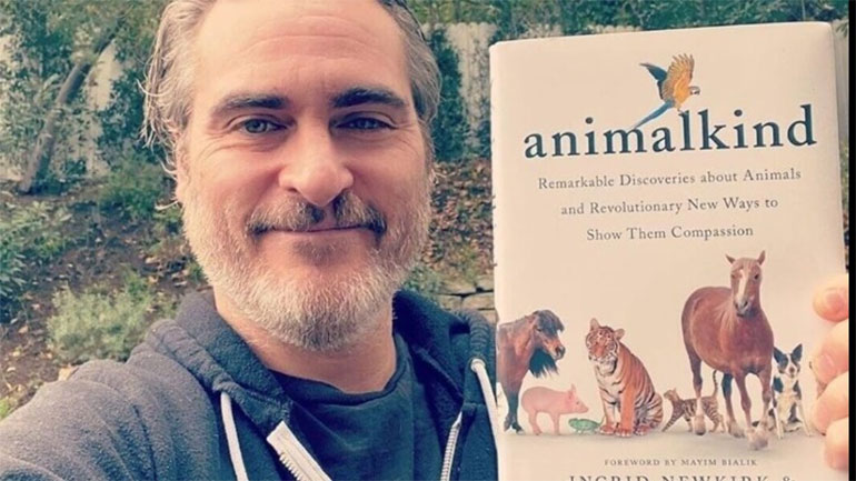 Παραγωγός σε ντοκιμαντέρ για τη συναίσθηση των χοίρων ο Χοακίν Φίνιξ