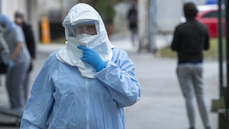 Ένας νεκρός στη Γαλλία από τον κορωνοϊό – Επιστήμονες: Αναποτελεσματικοί οι ταξιδιωτικοί περιορισμοί