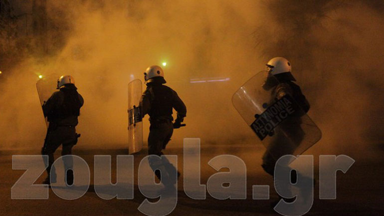 Ένταση έξω από τη ΓΑΔΑ με χημικά και κρότου-λάμψης – Τουλάχιστον οκτώ προσαγωγές