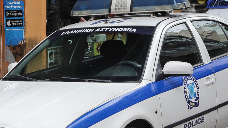 Σε διαθεσιμότητα αστυνομικός που πυροβόλησε πορτ μπαγκάζ αυτοκινήτου μετά από τροχαίο στον Χολαργό