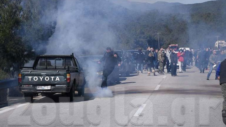 Οι κάτοικοι στη Λέσβο αντιδρούν στις δομές με γενική απεργία