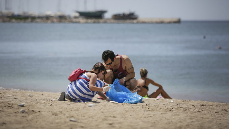 Καθαρισμός της παραλίας Φρεαττύδας από τον Δήμο Πειραιά