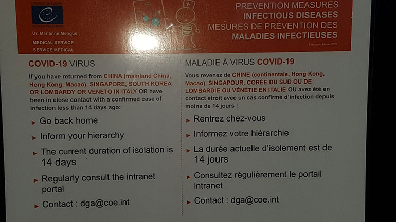 Η πινακίδα που έχει αναρτηθεί στην είσοδο του Μεγάρου του Συμβουλίου της Ευρώπης