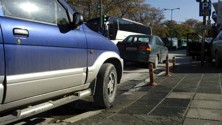 Θεσσαλονίκη: Έρχονται «δαγκάνες» για όσους παρκάρουν σε ράμπες ΑμεΑ και πεζόδρομους