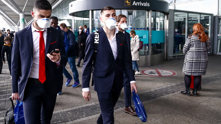 Με μάσκες λόγω κορωνοϊού οι παίκτες του Ολυμπιακού στο Λονδίνο