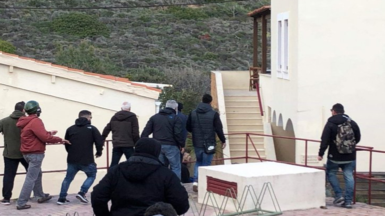 Χίος: Ξυλοκόπησαν άνδρες των ΜΑΤ στο ξενοδοχείο που διέμεναν