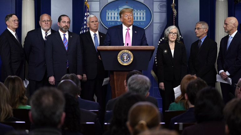 Κορωνοϊός: Ο Τραμπ δεν έχει αποφασίσει εάν θα επιβληθούν νέοι ταξιδιωτικοί περιορισμοί