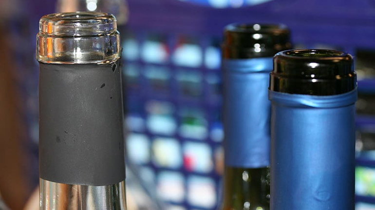 Ουκρανία: Οι Αρχές καταστρέφουν 37.000 μπουκάλια νοθευμένης βότκας