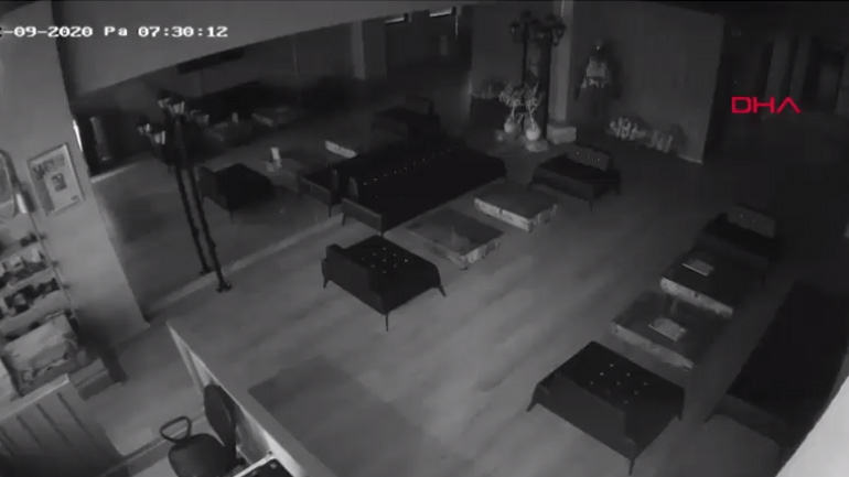 Κλέφτης τρομάζει με την αντανάκλασή του