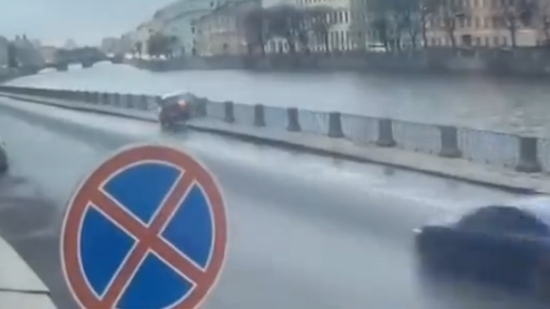 Νεαρή οδηγός πέφτει με το MINI στο ποτάμι! Νεαρή οδηγός πέφτει με το MINI στο ποτάμι!