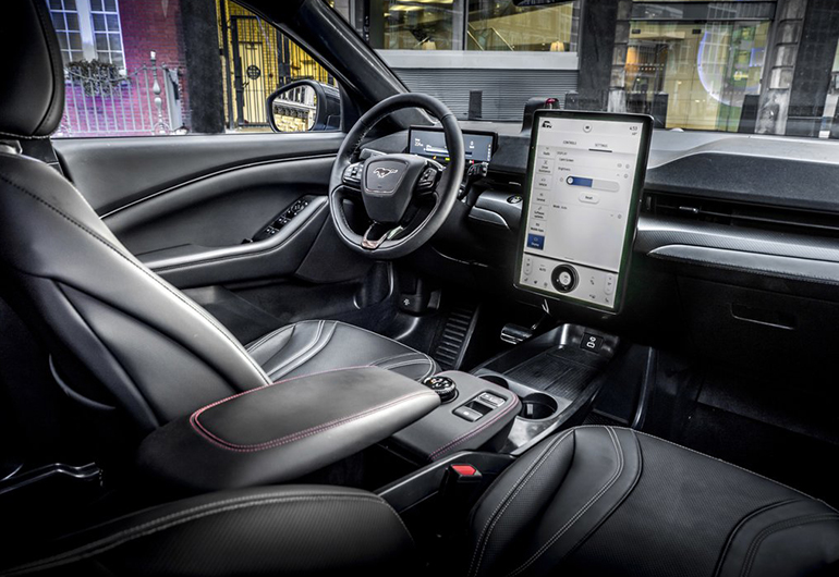 Η τεράστια οθόνη στην κεντρική κονσόλα βγάζει... μάτια