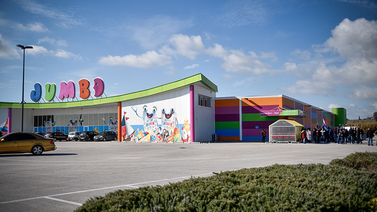 Άγνωστοι πέταξαν τρικάκια και έσπασαν την τζαμαρία στα Jumbo Αμαρουσίου