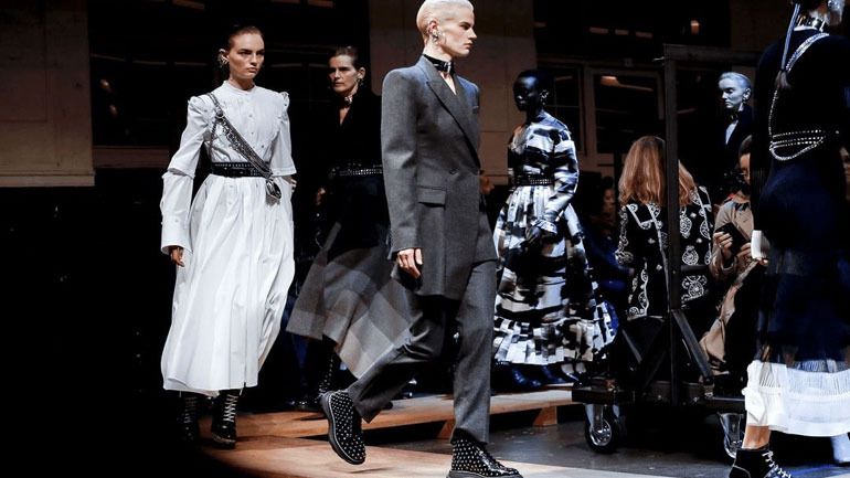 Ο Alexander McQueen χαρίζει τα υφάσματά του σε πανεπιστήμια για να υποστηρίξει τους νέους σχεδιαστές