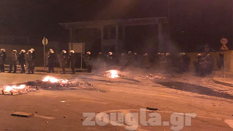 Για βία καταγγέλλουν οι νησιώτες τους άνδρες των ΜΑΤ: «Μας χτύπησαν, έσπασαν αυτοκίνητα»