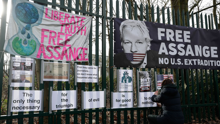 Βρετανία: Αναστέλλεται μέχρι τον Μάιο η εκδίκαση του αμερικανικού αιτήματος έκδοσης του Τζούλιαν Ασάνζ
