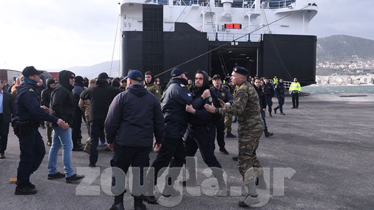 Ένταση στο λιμάνι της Μυτιλήνης μεταξύ των ΜΑΤ και των κατοίκων