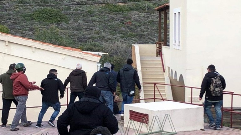 Συλλήψεις για τις επιθέσεις εναντίον των ΜΑΤ σε Χίο και Λέσβο