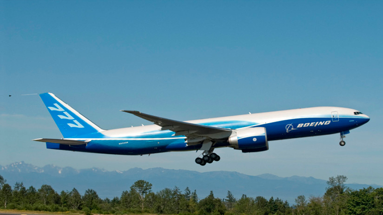 Boeing 777 με 200 επιβάτες επέστρεψε στη Μόσχα λόγω ρωγμής σε παράθυρο του πιλοτηρίου