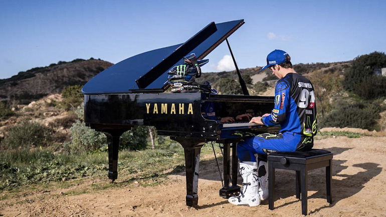 Δυο εντελώς διαφορετικά Yamaha στην ίδια πίστα