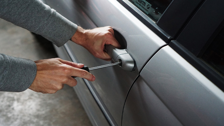 Χειροπέδες σε κλέφτη οχημάτων: Τα έκρυβε σε υπόγειο γκαράζ