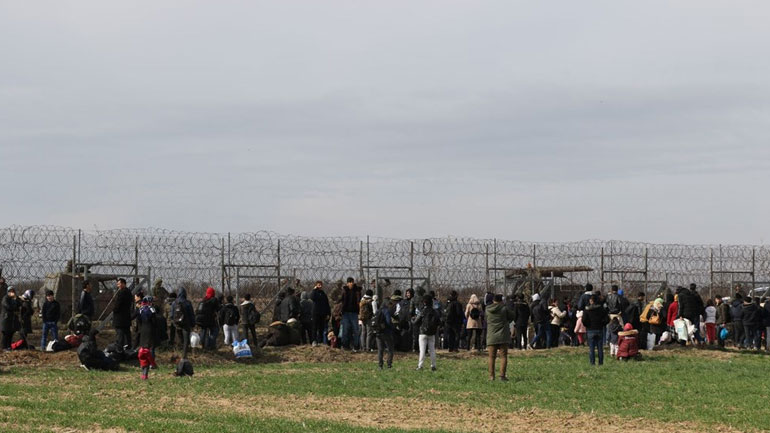 Ντοκουμέντο: Μετανάστες στο Άιβατζικ επιβιβάζονται για Μυτιλήνη