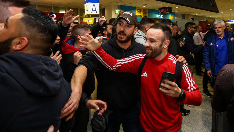 Αποθεωτική υποδοχή για τους παίκτες του Ολυμπιακού στο αεροδρόμιο