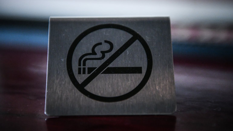 Αντικαπνιστικός νόμος: Γιατροί κάπνιζαν μέσα σε νοσοκομεία