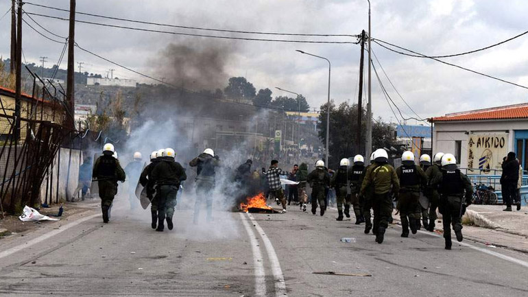 Επεισόδια μεταξύ μεταναστών και ΜΑΤ στη Μυτιλήνη
