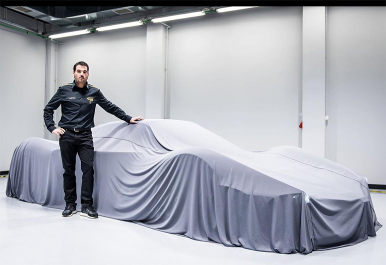 Ο Σπύρος Πανόπουλος ποζάρει δίπλα στο όχημα που έχει ονειρευτεί και θα αποκαλύψει επίσημα σε έναν περίπου χρόνο...