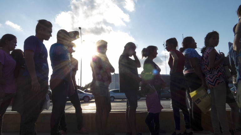 ΗΠΑ: Έκλεισε η μεθοριακή γέφυρα με το Μεξικό για τους μετανάστες