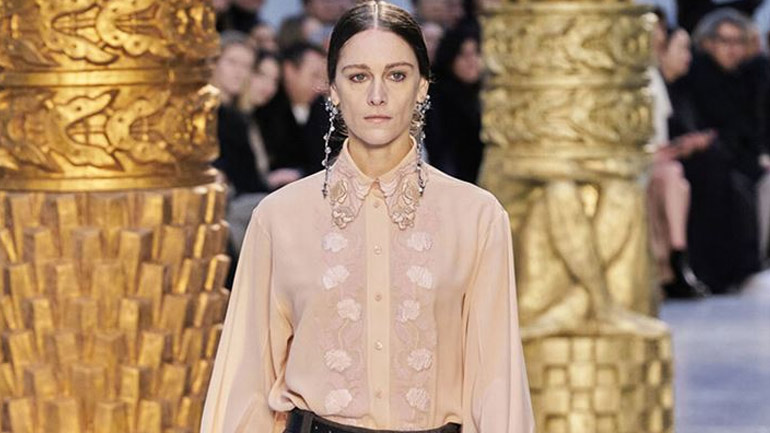 Ariane Labed: Η σύζυγος του Γιώργου Λάνθιμου έκανε το ντεμπούτο της στο catwalk