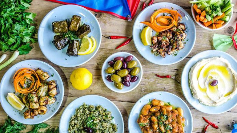 Καθαρά Δευτέρα: Πόσες θερμίδες κρύβουν τα αγαπημένα μας πιάτα;