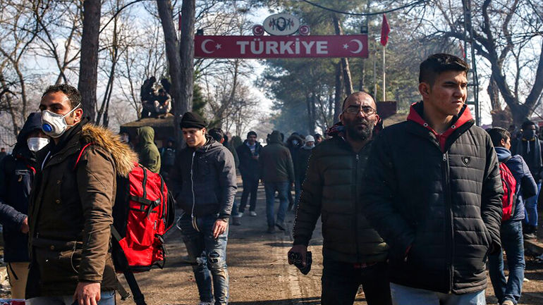 “Καραβάνια” μεταναστών κατευθύνονται με κάθε μέσο προς τα σύνορα