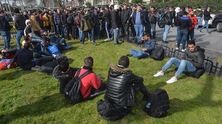 Διοχετεύουν τώρα τους μετανάστες προς τα παράλια – Τα ΜΜΕ μεταδίδουν δελτίο καιρού για… ασφαλή διέλευση