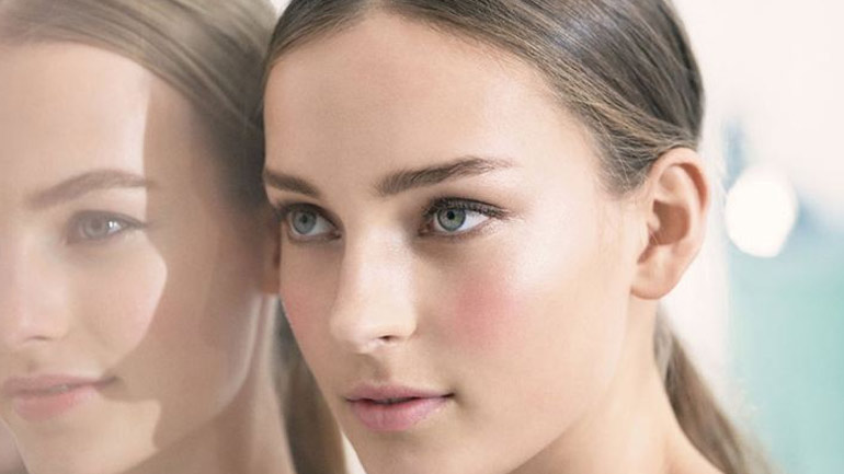 Γιατί πρέπει να απλώνετε την ενυδατική σας με πινέλο;