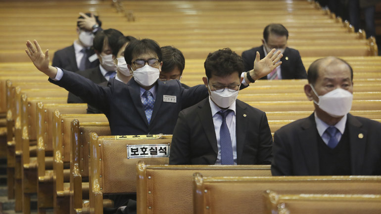 Covid-19: Η δημαρχία της Σεούλ υπέβαλε μήνυση για ανθρωποκτονία εναντίον ηγετικών στελεχών αίρεσης